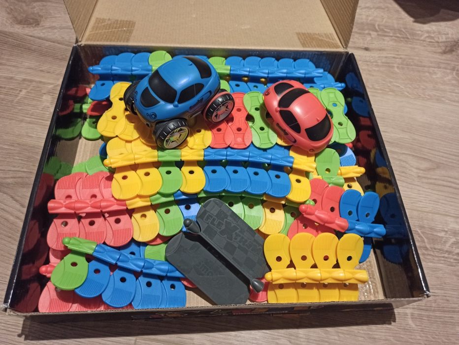 Tor samochodowy Flextreme Smoby wraz z zestawem super pętli