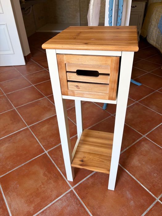 Armário para arrumação com uma gaveta branco e madeira