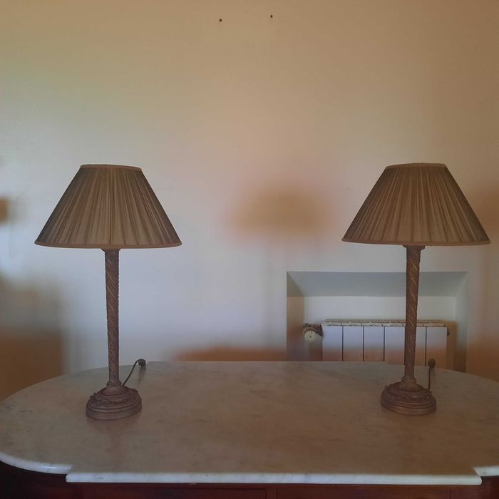 Par de Candeeiros dourados clássicos em bom estado