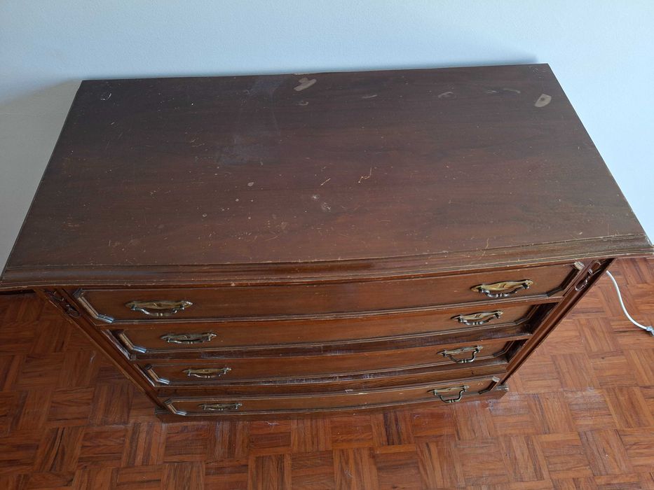 Mesa de jantar,com 8 cadeiras +  uma cama  uma cómoda e 2 mesinhas de cabeceira e um banco baú