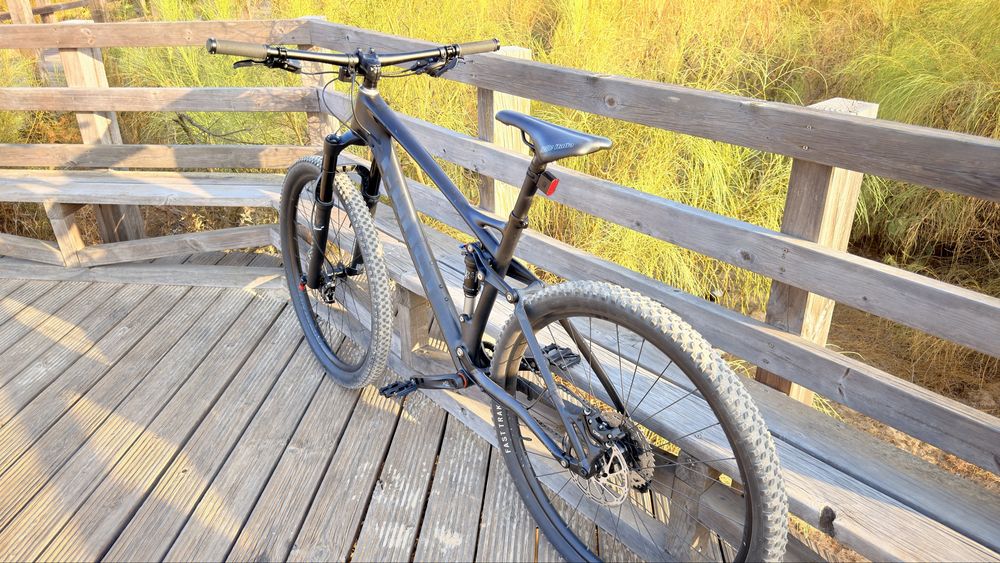 Bike enduro com quadro Ghost AMR  em Carbono, suspencao Fox 34, rodas Bontrager 29”  travoes Sram DB8