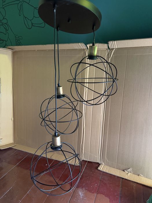 Wisząca lampa z trzema ażurowymi kloszami- kulami