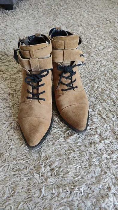 Botas pele cowboy 41
Pouco uso
Bershka