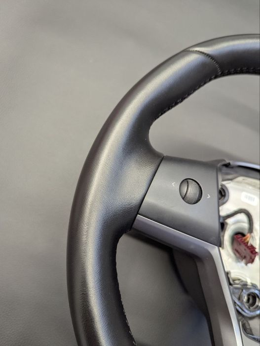 Перетягнуте кермо Tesla