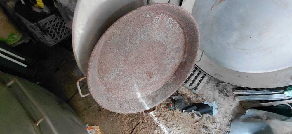 Tachos de Inox e de ferro com tampas e com fogão respetivo.