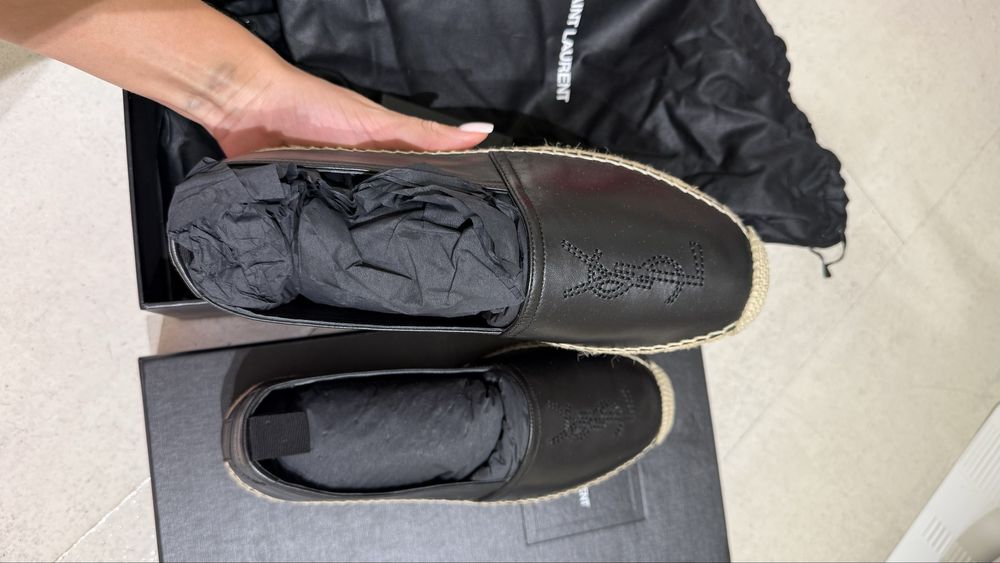 Нові шкіряні еспадрільї з рельєфним логотипом ysl