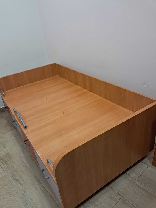 Cama de criança com gavetas
