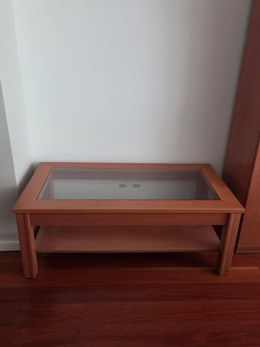 Conjunto de móvel de sala e mesa de centro em madeira