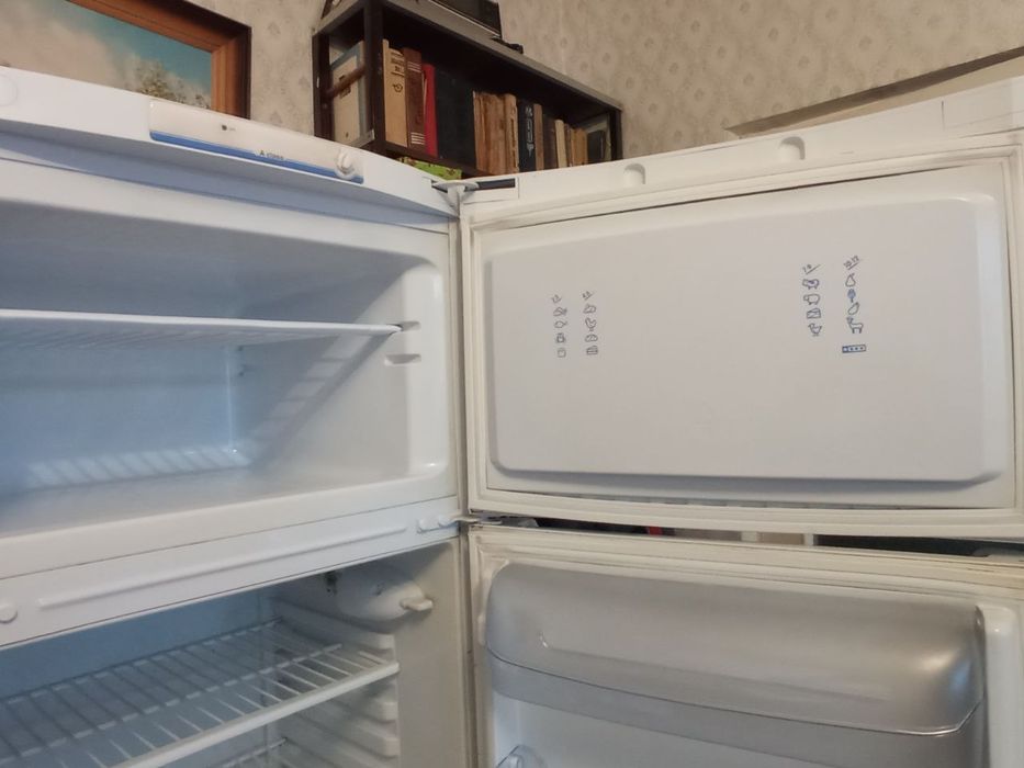 Продам холодильник Indesit