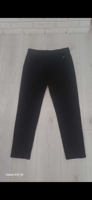 Spodnie młodzieżowe czarne chino Sinsay. Rozmiar 30