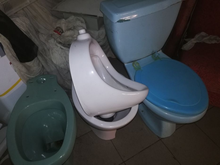 Унитазы.  Для.    Строителей.     И.    Писуар  и   с.   Бачком.