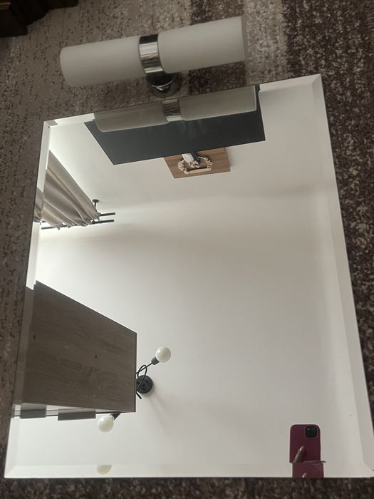 Umywalka z baterią i lustro z kinkietem do łazienki