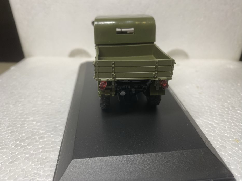 Mercedes - Benz Unimog 401 1:64