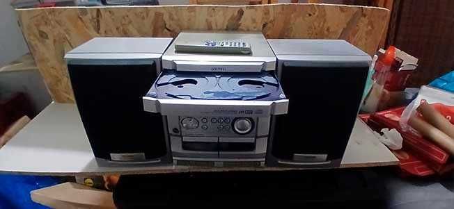 aparelhagem de som com leitor de três CD ´s, cassetes e rádio