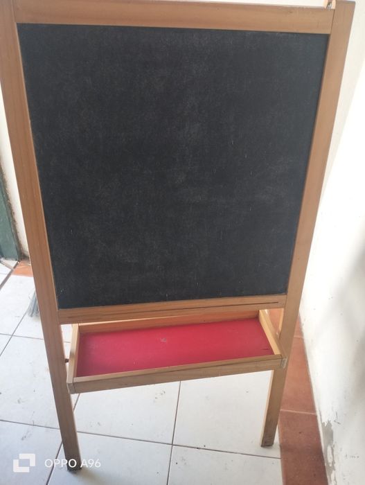 Vendo quadro a zis de um lado e a lápis de cera do outro lado