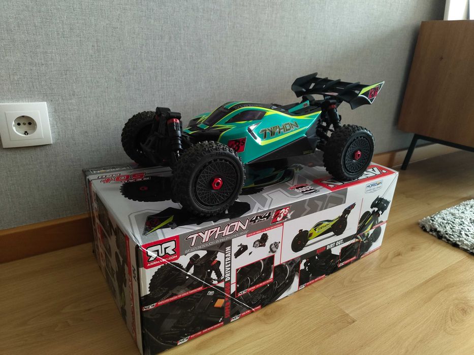Arrma Typhon blx4x4 223s 1/8 brushless