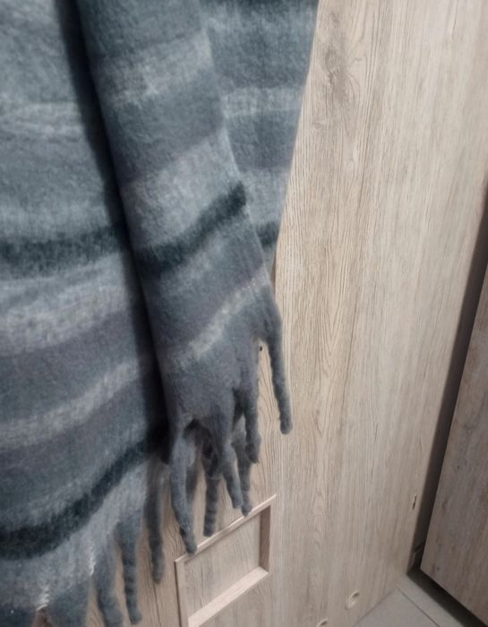 Szal damski z frędzlami.