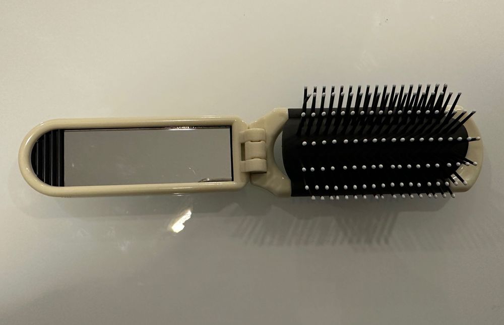 Very Practical Brush with Mirror64738563985923121