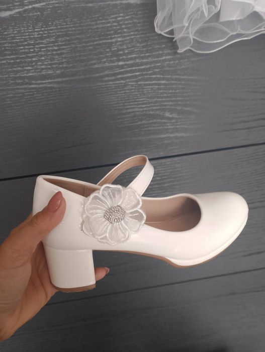 Buty białe komunijne z kwiatem