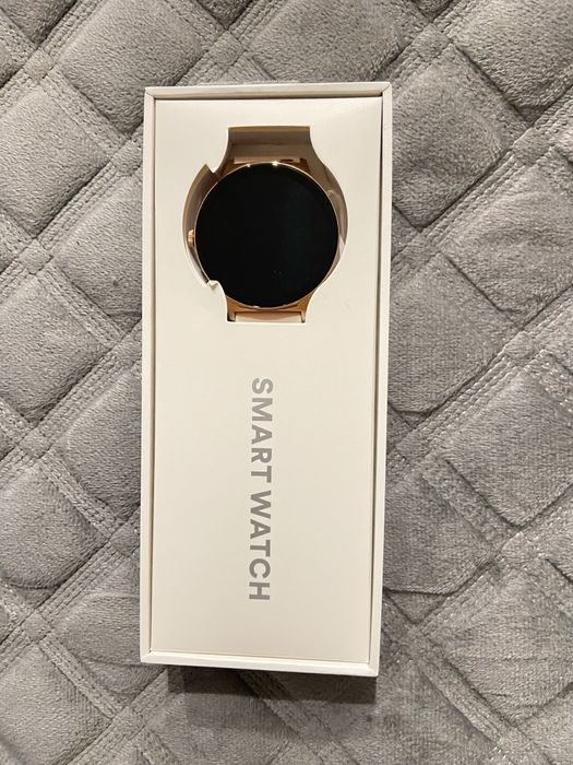 Смарт-годинник круглий, золотистий, часи.