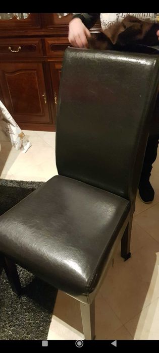 Mesa de vidro com 6 cadeiras e aparador