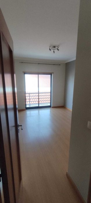 Apartamento T2 com pequena garagem/box privativa e arrecadação