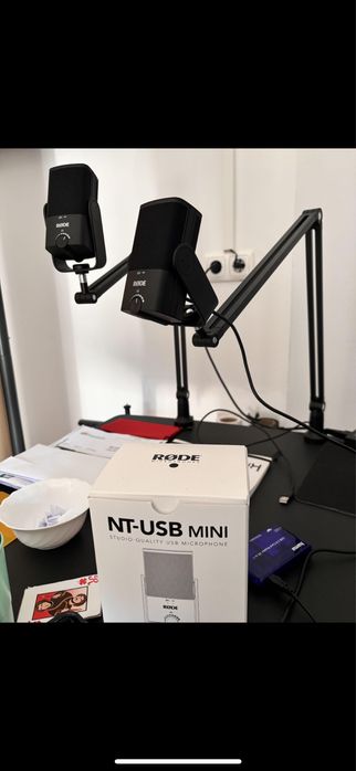 2 microfones RODE podcast streaming + 2 suportes