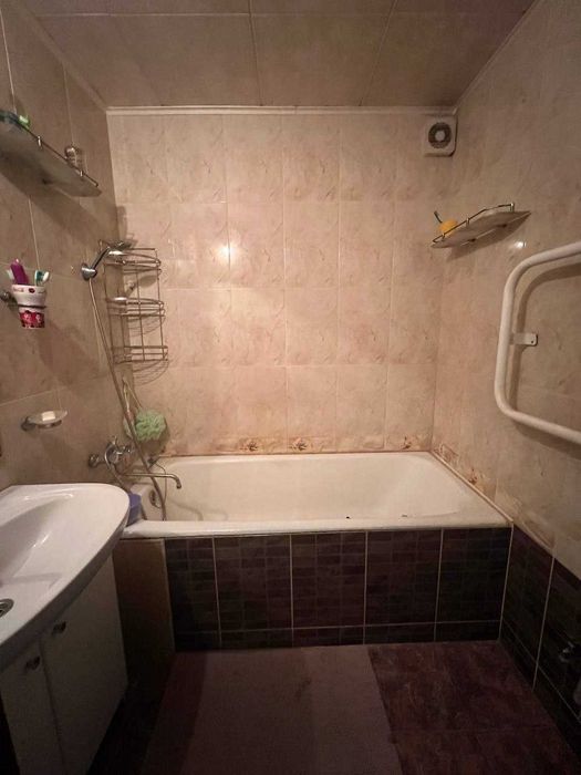 Продам 4х кімнатну квартиру з автономкою у центрі міста.