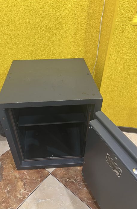 Продам сейф касовий броньований 2 клас опору