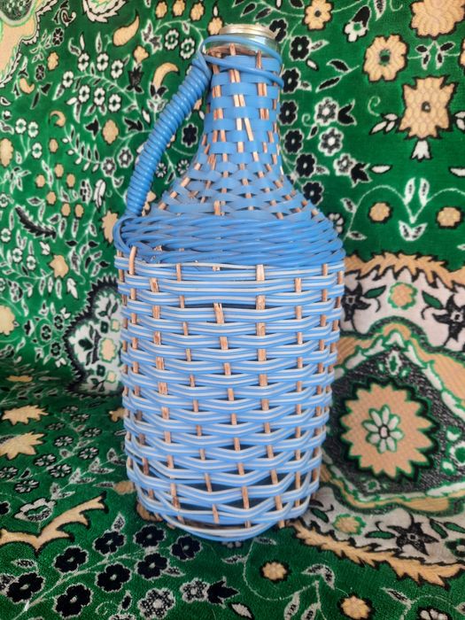Плетений глечик,в середині скляний на 4літрів.часів СССР.