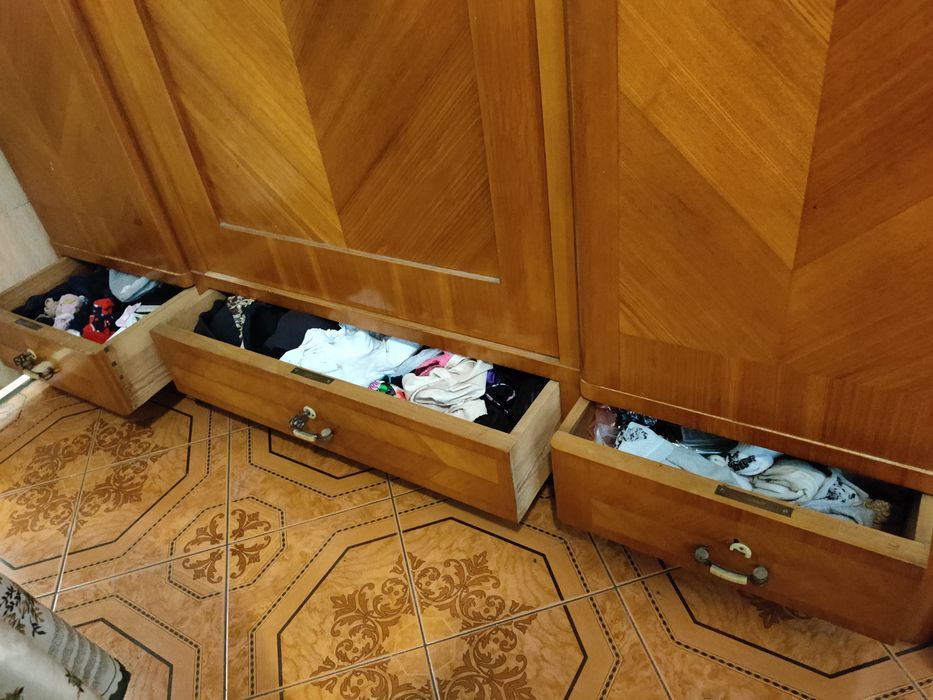 Stara szafa trzydrzwiowa z litego drewna