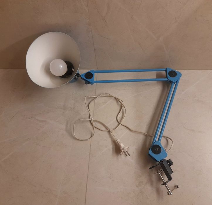 Настольная лампа, инженерная на струбцине.