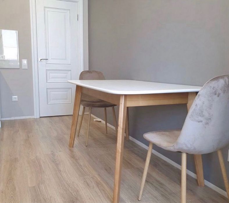 Стіл з натурального дерева