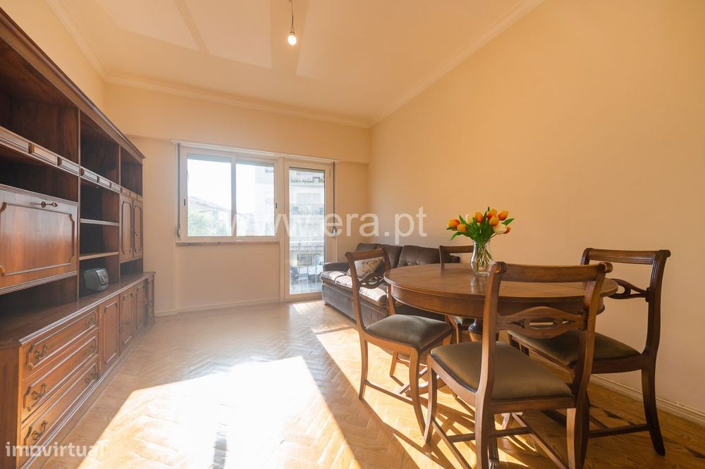 Apartamento T3 - R/C Alto com Excelente Luz Natural — Póvoa De Santo Adrião E Olival Basto, Lisboa