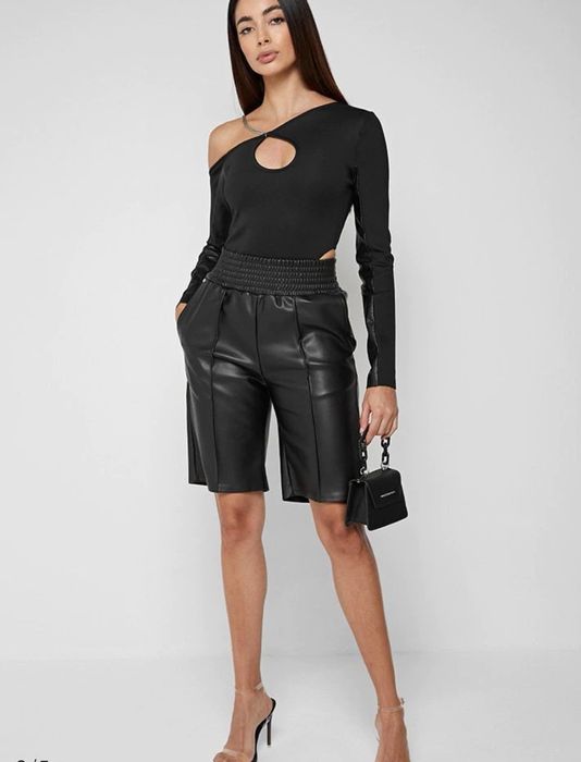шорти бермуди Maniere De Voi модель Vegan Leather City Shorts