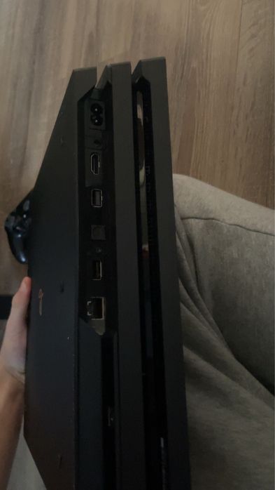 Ps4 Pro 1TB + 3 gry