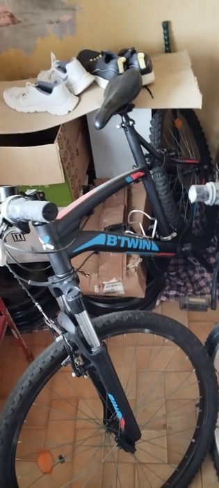 Bicicleta Btwin e outra do Vitória