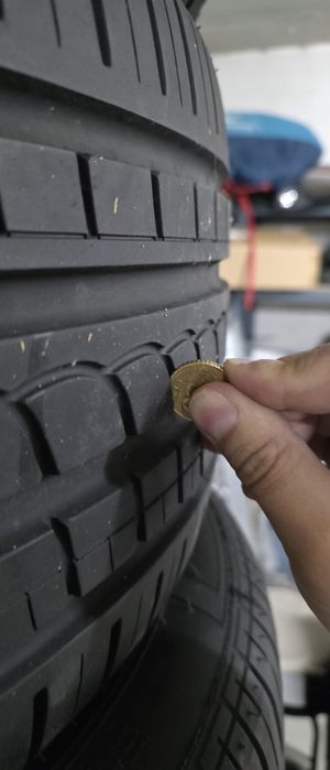 6 pneus 275/45 R19 Pzero a mais de meio piso e 4 Jantes