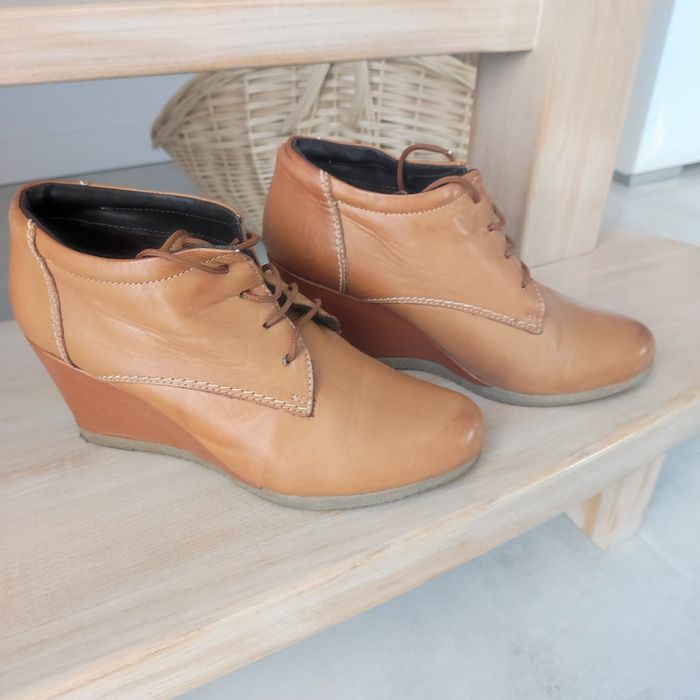 Buty damskie skórzane na koturnie 37
