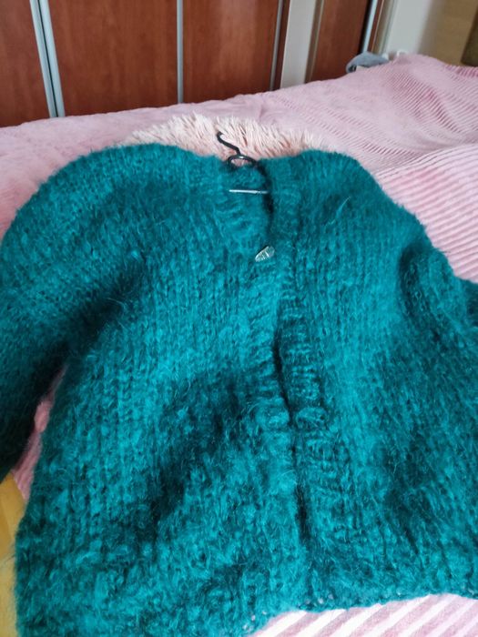 Sweter z moheru robiony na drutach