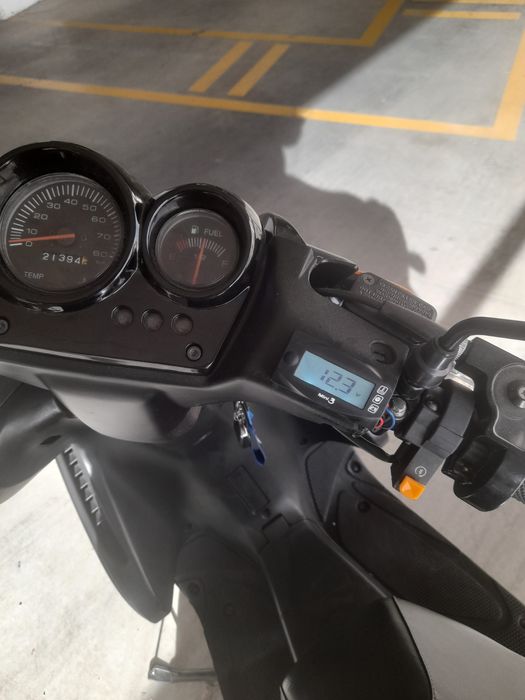 Yamaha aerox 50 carregada de material
