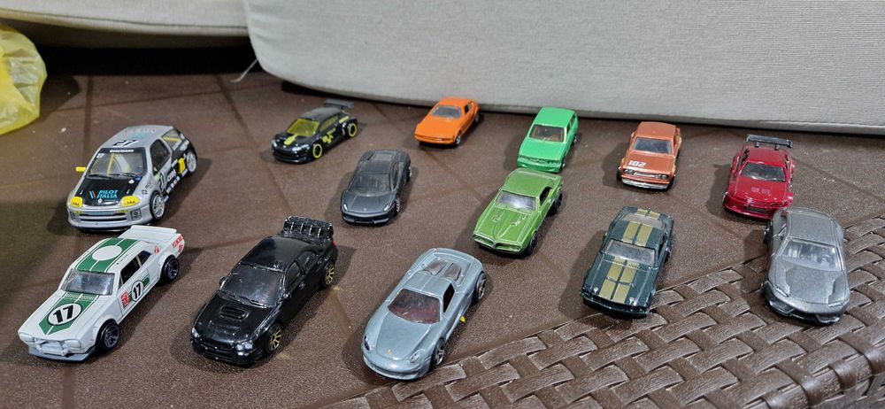 Carros miniatura de muitas marcas
