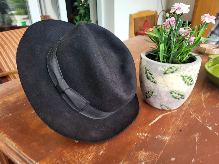 Czarny, damski, elegancki kapelusz rozmiar 55