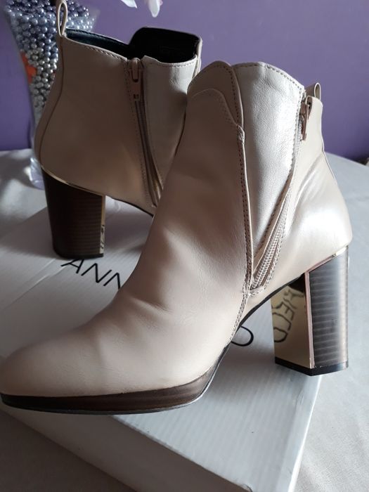 Botki beżowe na słupku.