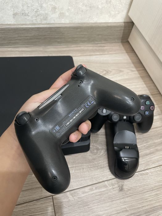 Ps 4 slim 11.00 hen 825 gb +2 джойтиски стан ідеальний