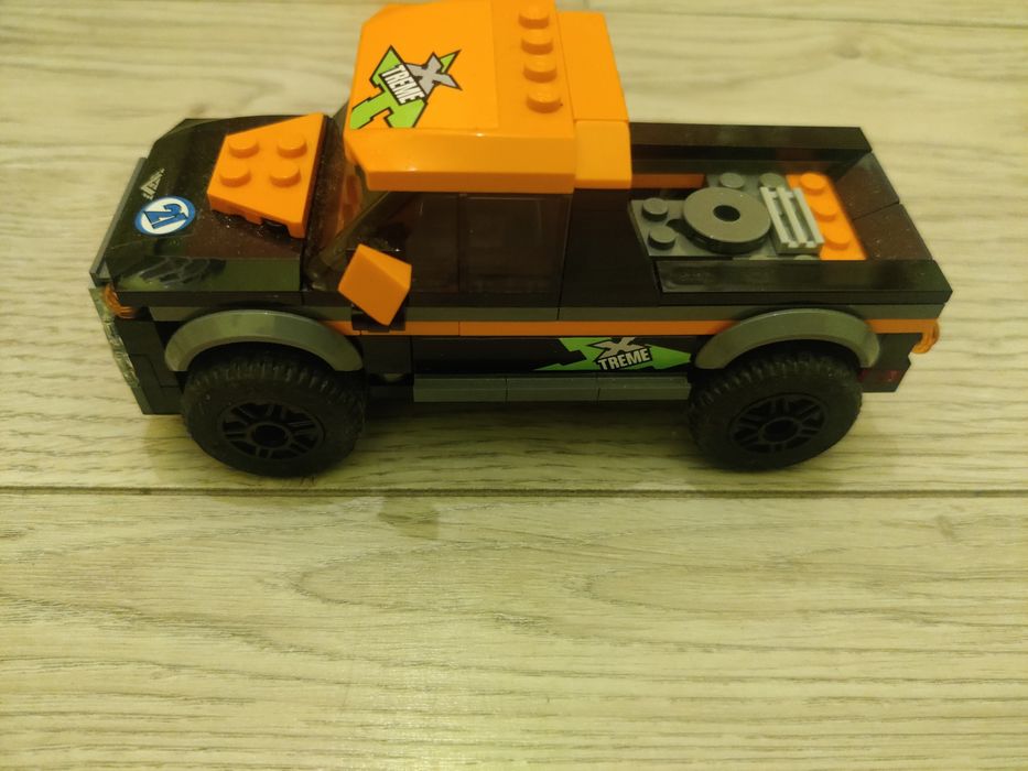 Samochód, przyczepa i motorówka LEGO CITY.