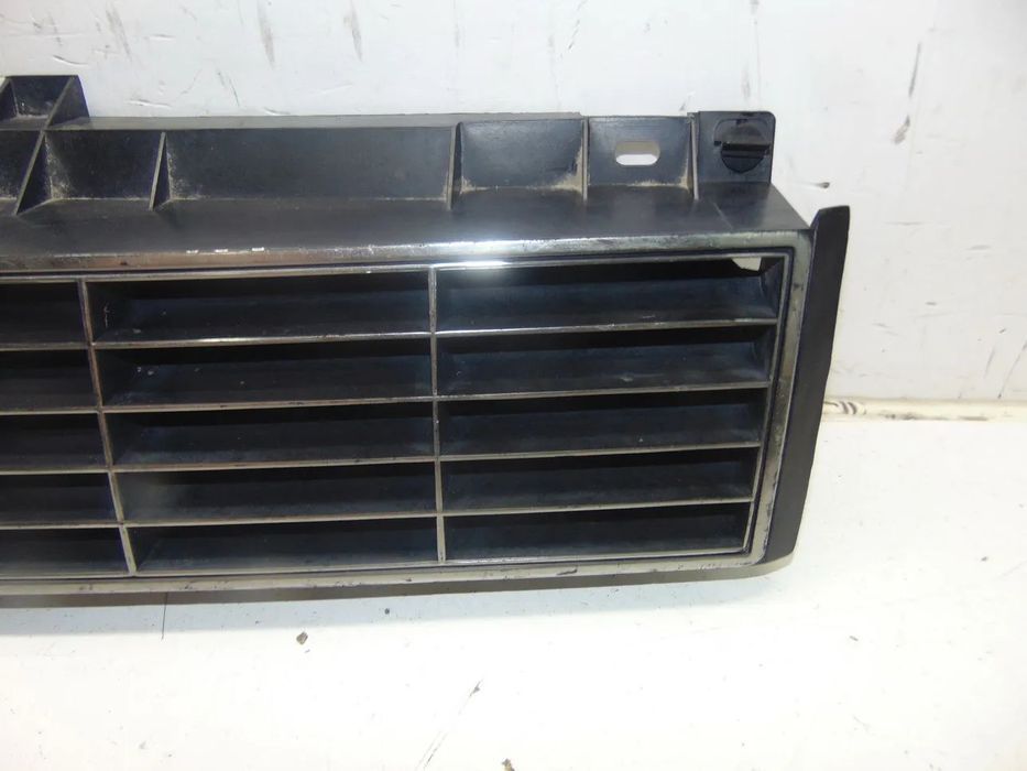 Peugeot 305 grelha " usado em bom estado