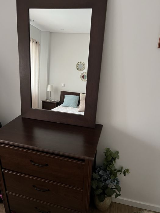 Móvel e espelho madeira escura ikea