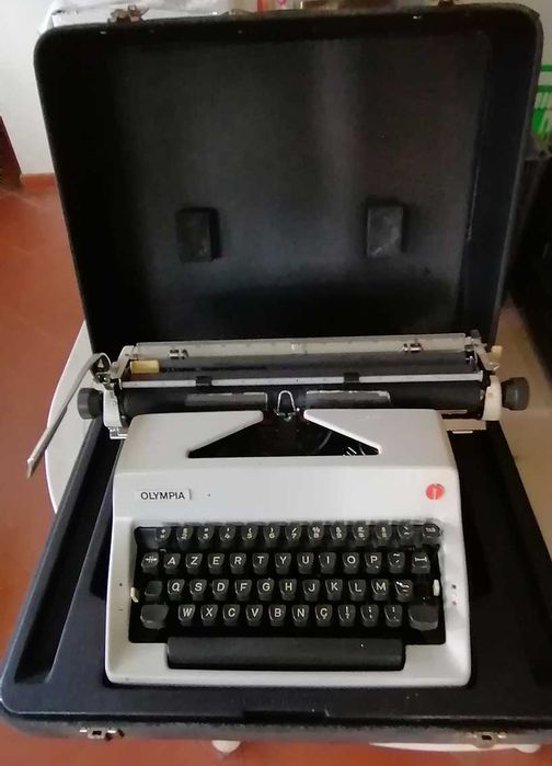 Máquina de Escrever Olympia + Caixa