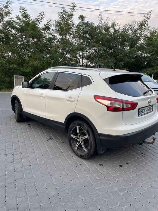 Автомобіль Nissan, максимальна комплектація.